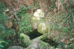 Fontaine Pen ar pont|La fontaine telle quelle était avant la restauration. Le réceptacle à droite à disparu aujourd'hui Fontaine de Pen ar Pont